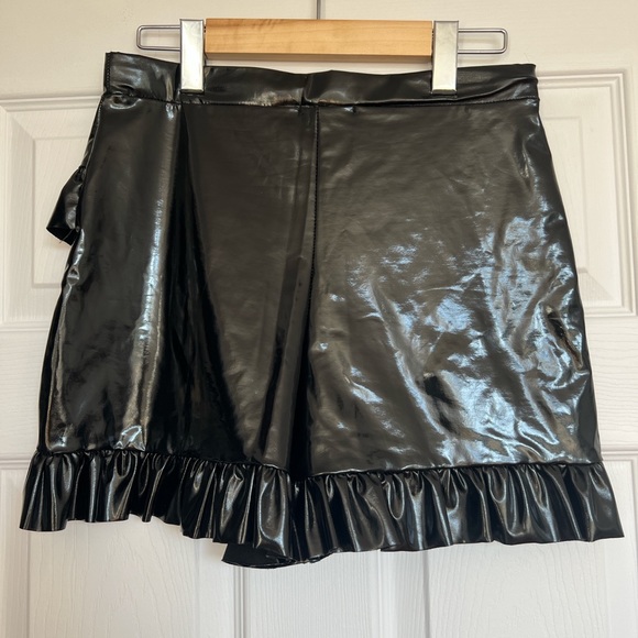 BOOHOO PLEATHER SKORT - Picture 2 of 3
